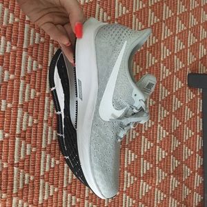 Nike ZOOM PEGASUS 35. Size 9